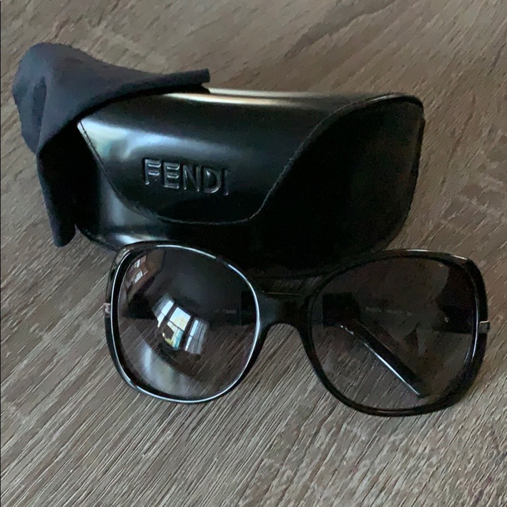 Fendi FS5039 Oversized Sunglasses
